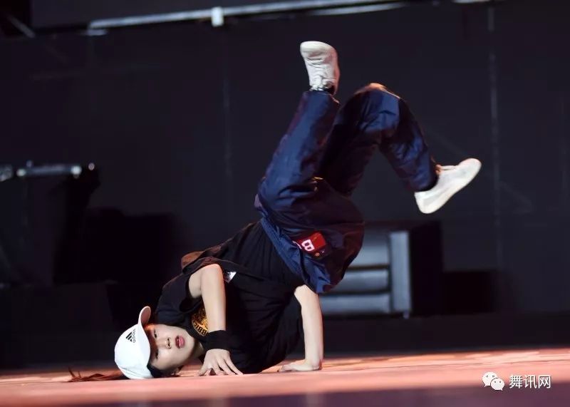 柔道赛场再起风云：瓯越青龙队守住胜果江南火狐队，脚步移动更到位团队防守值得称道的简单介绍